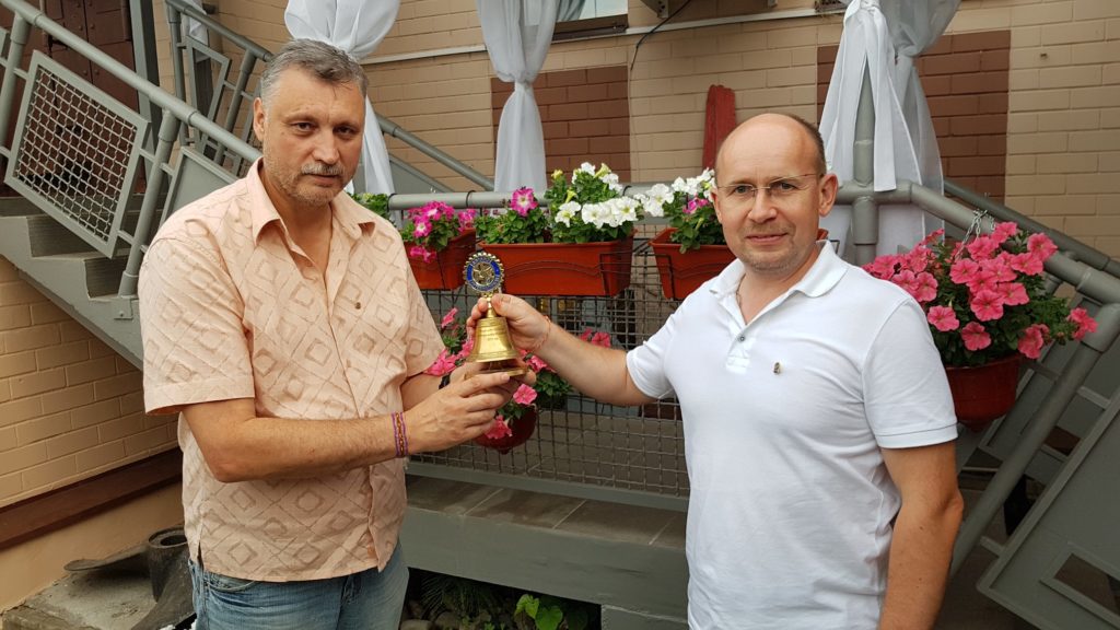 Иван Вдовичев передает Владимиру Анисимову колокол Ротари в Костроме 30 июня 2018